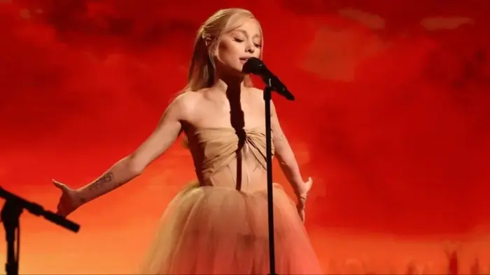 Ariana Grande lập cột mốc lịch sử với album nhạc phim